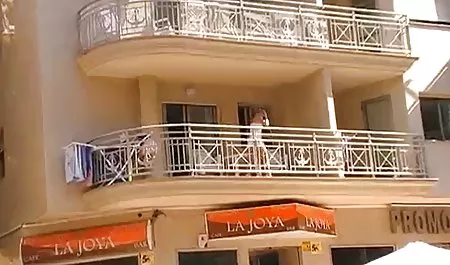 Peeping Tom bersembunyi di balik artis jepang xx pohon di video kami menembak