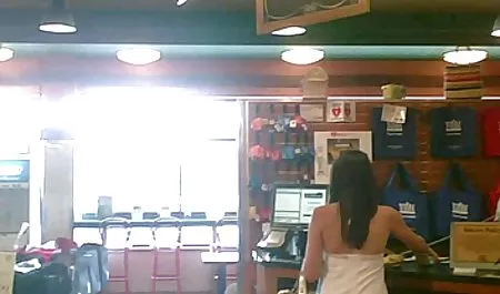 Cewek video xxx jepang suster ini mencoba keluar dari terowongan dan tinju mainan